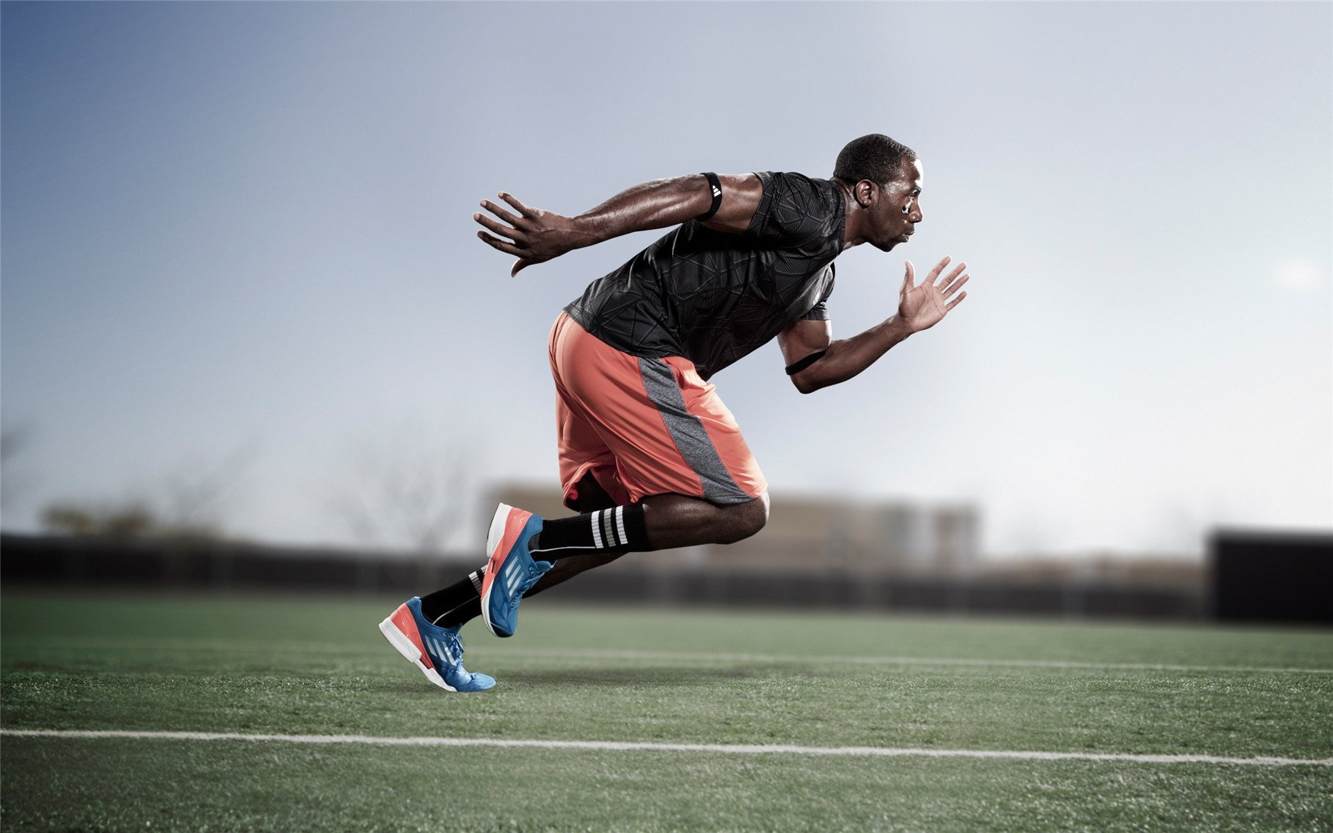 开云足球直播-赛道与绿茵的交汇，当F1争冠焦点战踏平切尔西